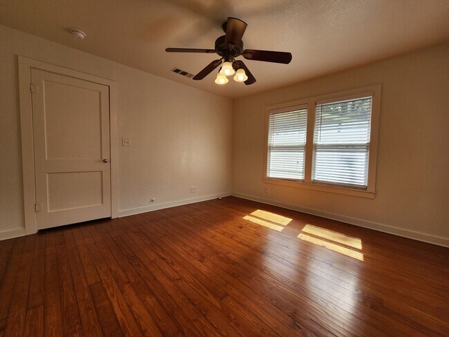 Building Photo - Craftsman Style House Walking Distance to ...