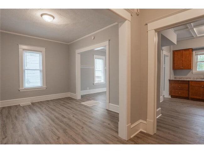 Building Photo - 1317 Reaney Ave E