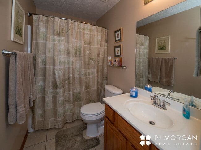 Building Photo - 4 bedroom, 3 bathroom - Available 10/14