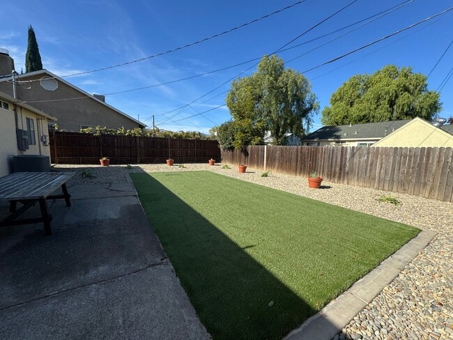 Building Photo - 3 BD/ 1BATH HOUSE LOCATED NEAR DOWNTOWN VA...