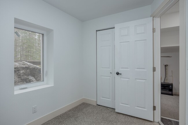 Building Photo - **Charming 2-Bedroom Duplex Unit in Fairbanks**