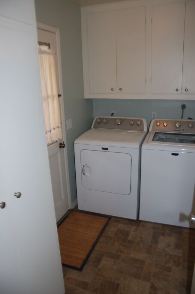 Building Photo - Large Home Near Magnolia Shopping Center