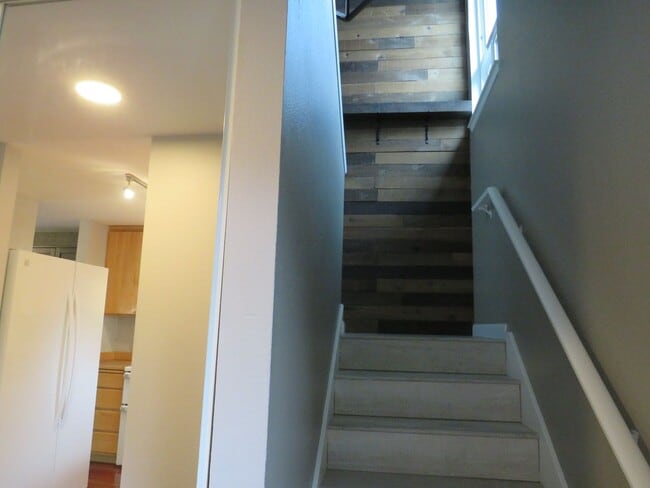 Building Photo - Juanita Townhome in Westwood Village ** 2bed/1.5 bath corner unit with Nice Private Backyard  $21...