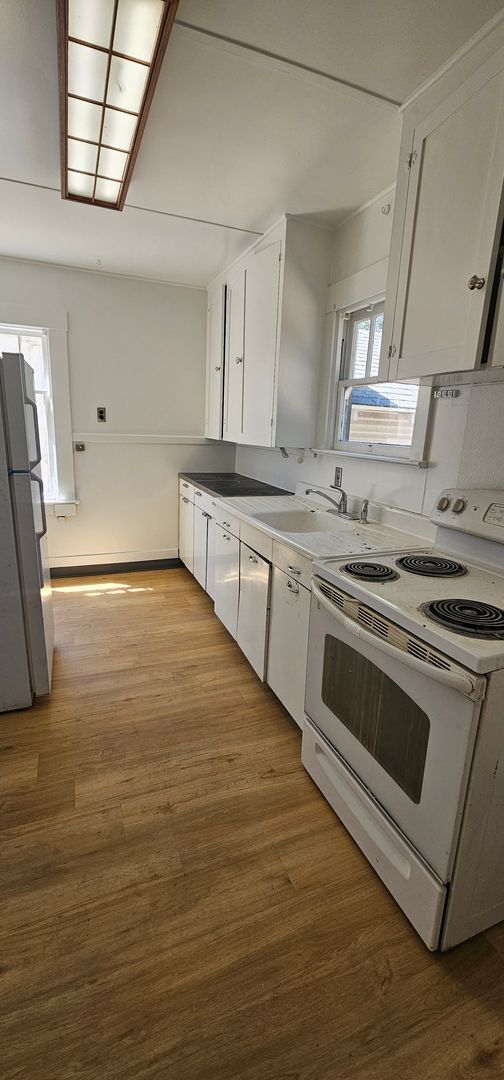 Building Photo - Charming Victorian Square Home – 4 Bed / 1 Bath – $2,075/Month