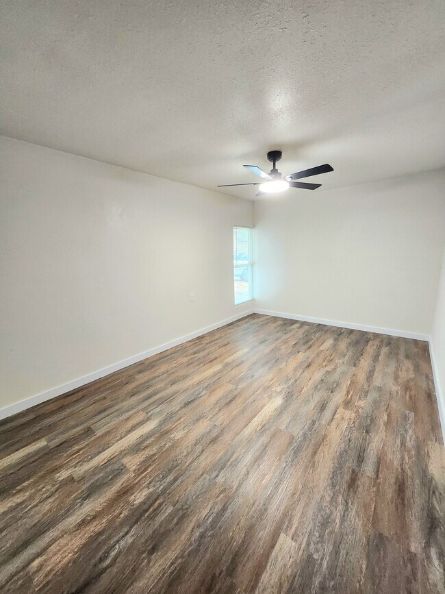 Building Photo - 10045 Emerald Creek Dr