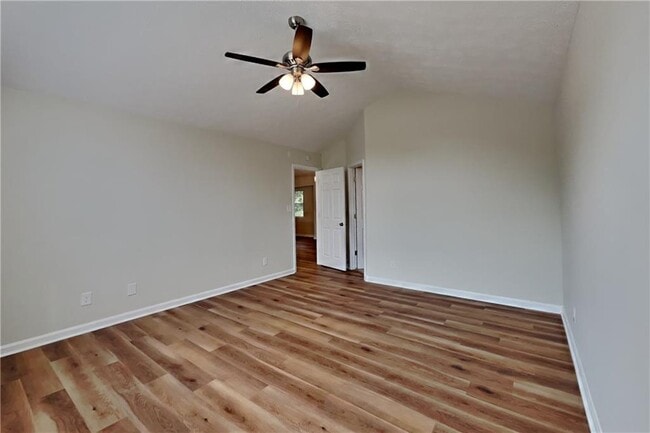 Building Photo - 1020 Sycamore Summit