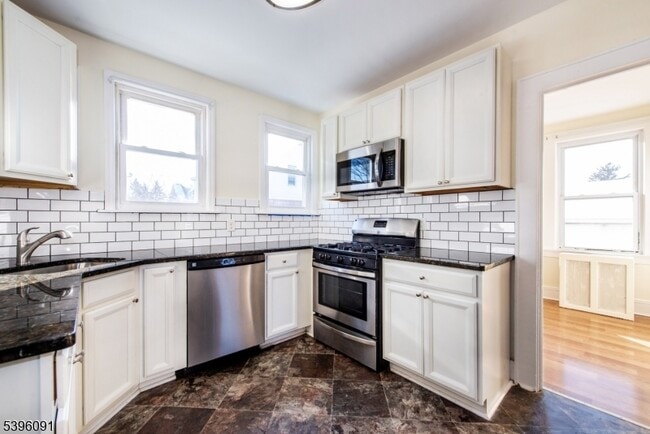 Building Photo - 11 Lewis St