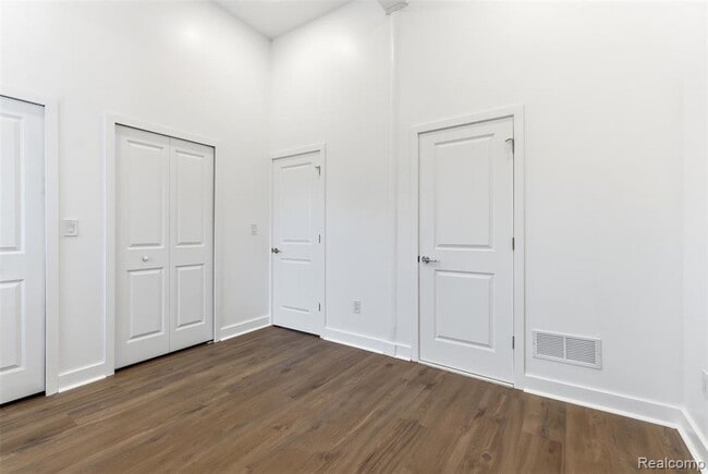 Building Photo - 2503 W Forest Ave