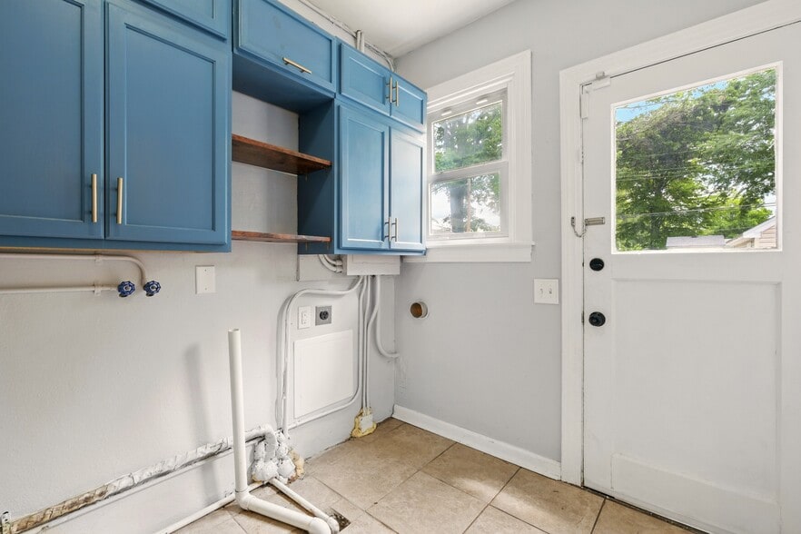 Building Photo - 421 Marquette Dr