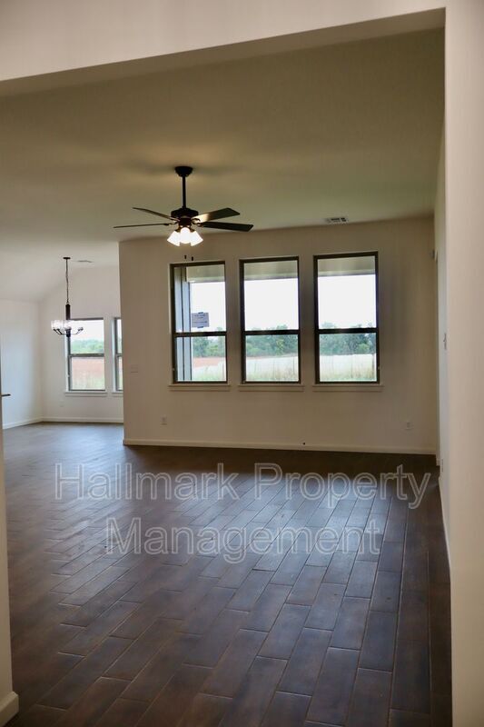 Building Photo - 626 Trails End Dr