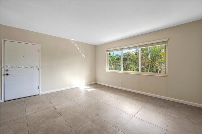 Building Photo - 930 SW 24th Ct