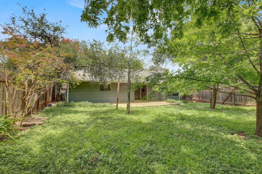 Building Photo - 705 Huntingdon Pl