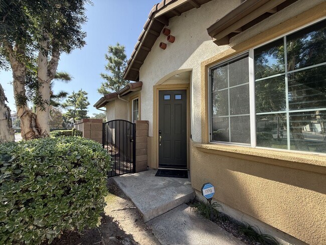 Building Photo - Spacious single story 2-bed home with an o...