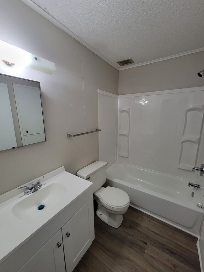 Building Photo - Newly Renovated 2B/2B Apartment Available ...