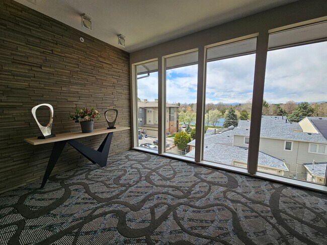 Building Photo - Gorgeous and Bright 2 Bed 2 Bath Large 3rd...