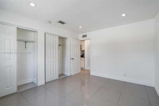 Building Photo - 2201 NE 14th Ave