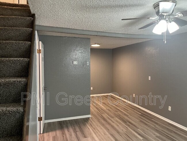 Building Photo - 404 E Redwood St