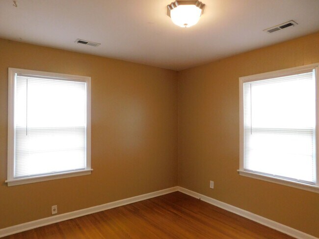 Building Photo - Beautifully remodeled 3 bedroom/1 bath hom...