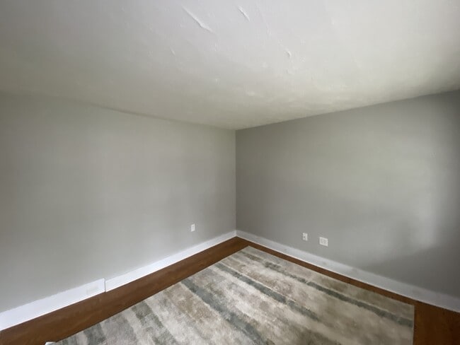 Building Photo - 325 Valley St