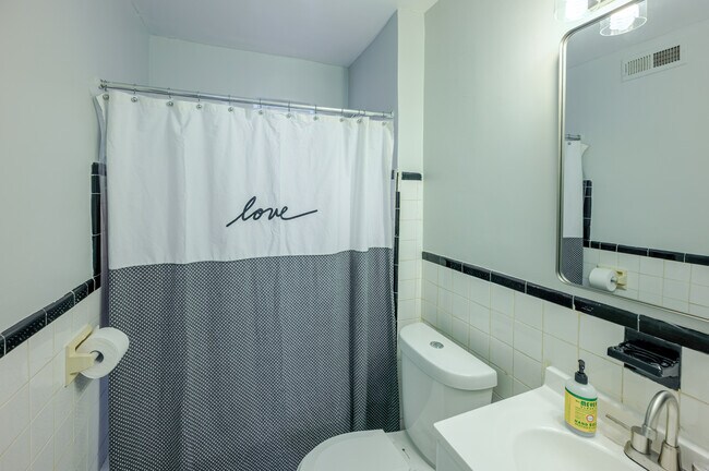 Building Photo - 5033 Hanna Pl SE