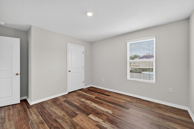 Building Photo - Stunning 5 bed/ 2 bath