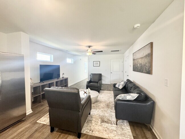 Building Photo - Brand new townhome - Perfect for students or families