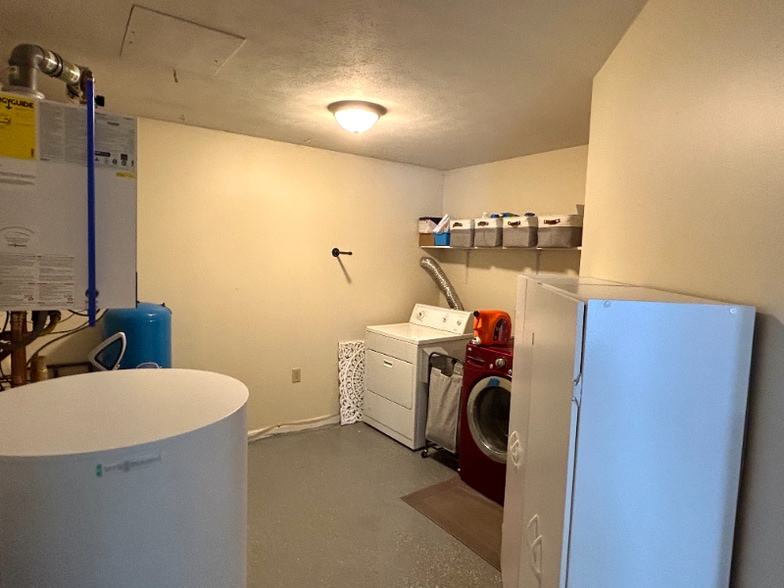 Building Photo - 40020 Selos Rd