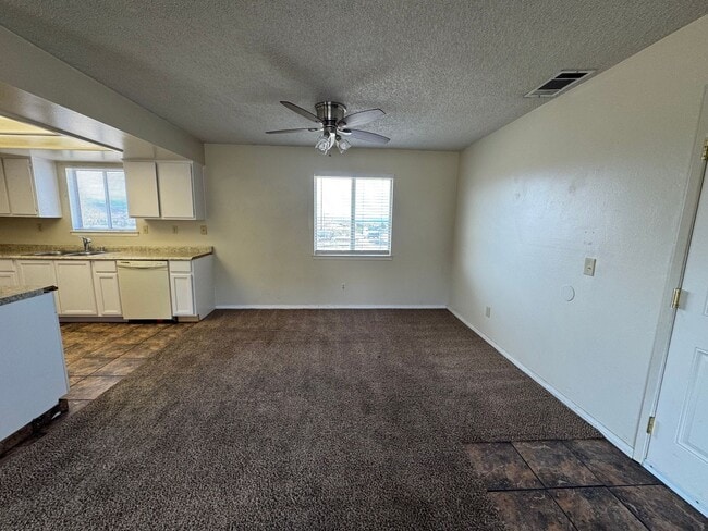 Building Photo - JUST REDUCED! Apple Valley Home in Sycamor...