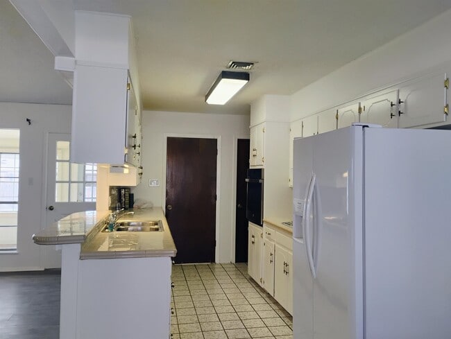 Building Photo - 322 Enchanted Way