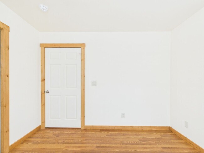 Building Photo - 1124 Thiele Ln