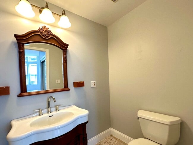 Building Photo - Charming 3 Bedroom/2.5 Bathroom Townhome in Hampden!