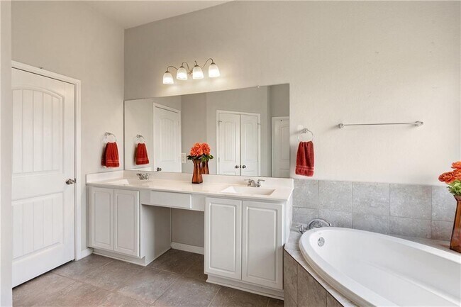 Building Photo - 601 Flag Ln