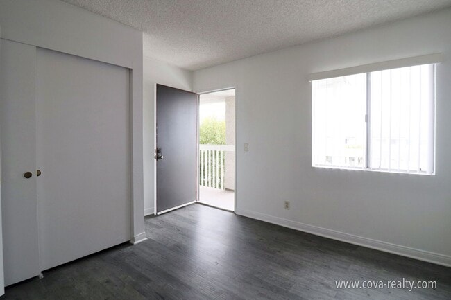 Building Photo - 271 S Ventura Rd