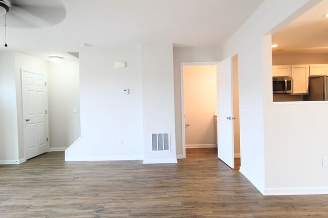 Building Photo - Spacious 3-Bed, 2.5-Bath Townhome Availabl...