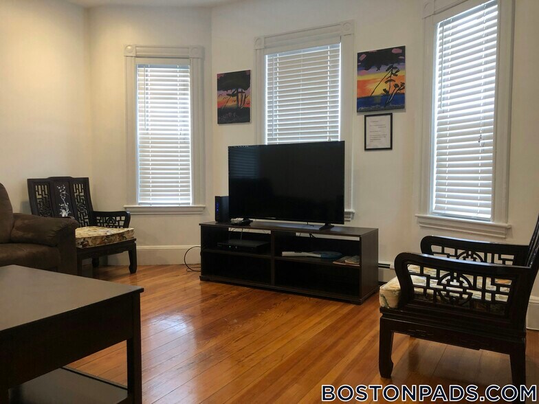 Building Photo - 27 Brackett St