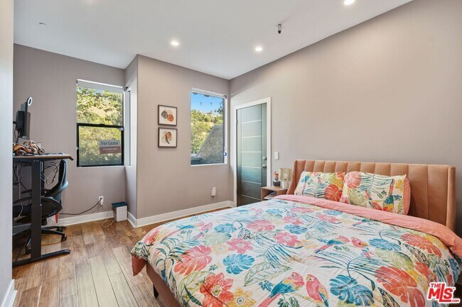 Building Photo - 12911 Bluff Creek Dr