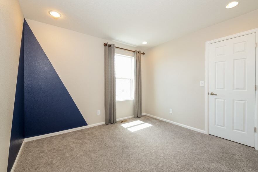 Building Photo - 6457 N Ceylon St