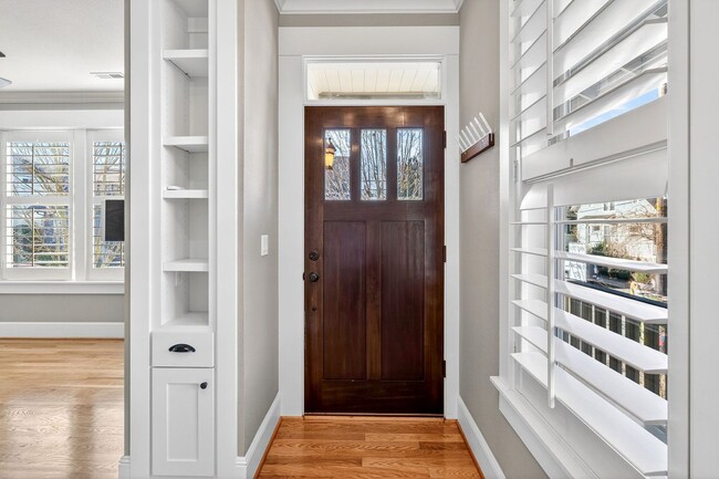 Building Photo - 100 NE Ivy St