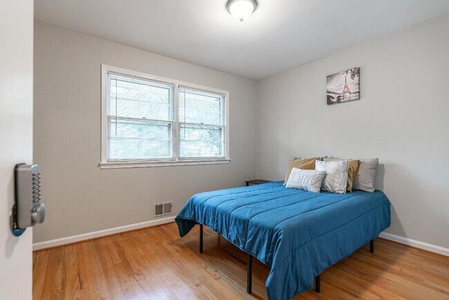 Building Photo - THE KNOLLVIEW | Spacious updated home just a 5-minute walk to bus 186, offering convenient and co...