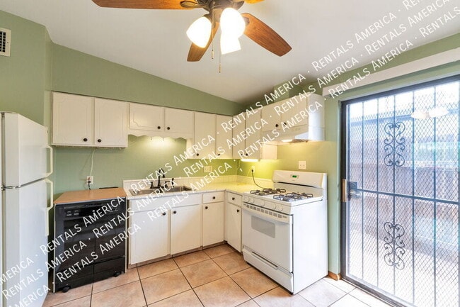 Building Photo - 801 E Holaway Dr