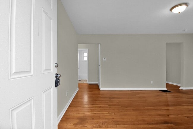 Building Photo - 3 Bedroom Home For Rent