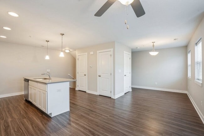 Building Photo - TERRIFIC LOCATION!!  2 Bedroom, 2 Bathroom Townhome in Ankeny