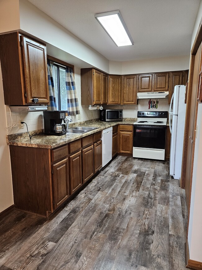 Building Photo - 216 Union St NE