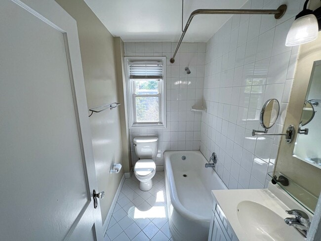 Building Photo - Charming 2 Bed 2 Bath Brick Townhome With A Fully Fenced Yard In Beautiful Foxcroft Heights