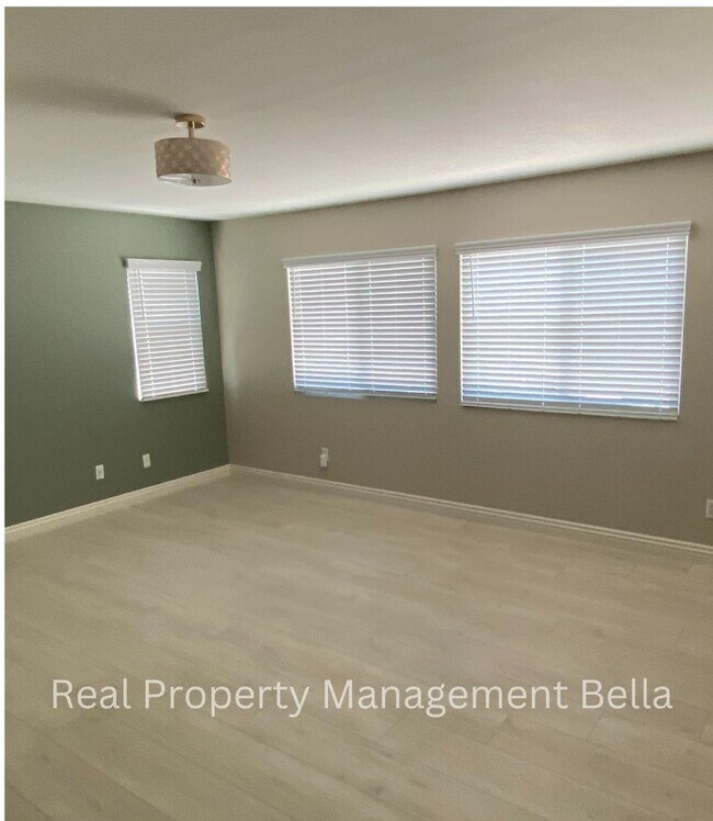 Building Photo - 25249 Silverwood Ln