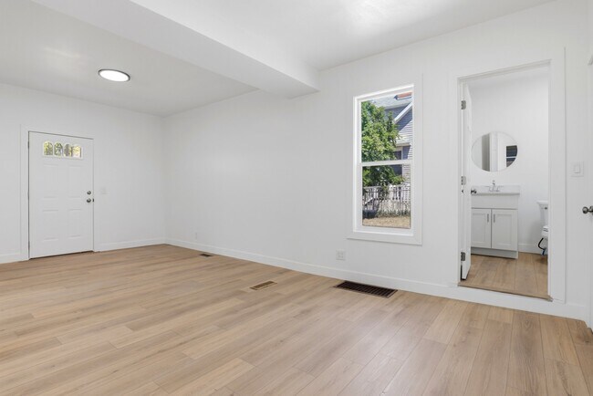 Building Photo - 823 S 1000 E