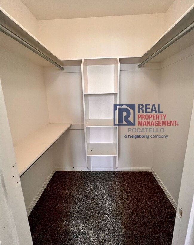 Building Photo - Beautiful 6 Bedroom 3 Bath house - 2 Car Garage - 6 month lease