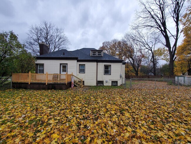 Building Photo - 85 Lyndale Dr