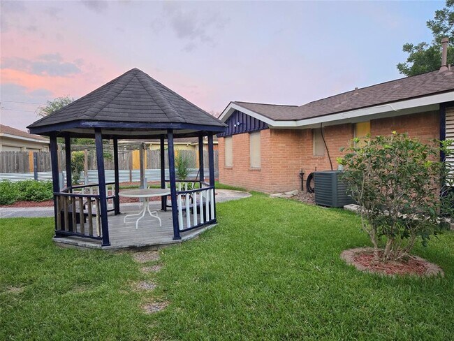Building Photo - 8918 Mobud Dr