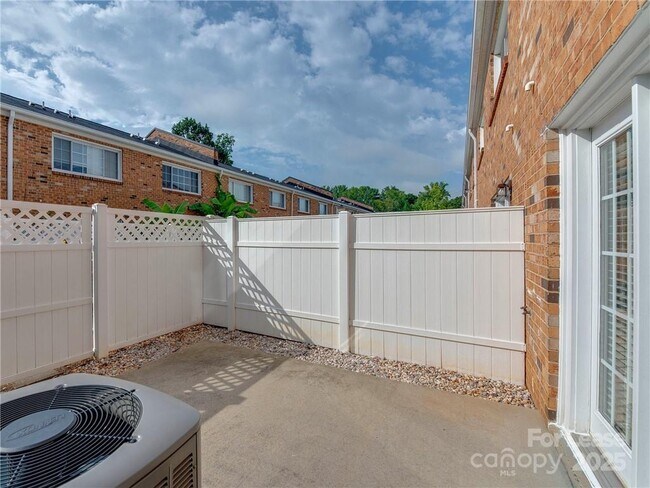 Building Photo - 1344 Green Oaks Ln